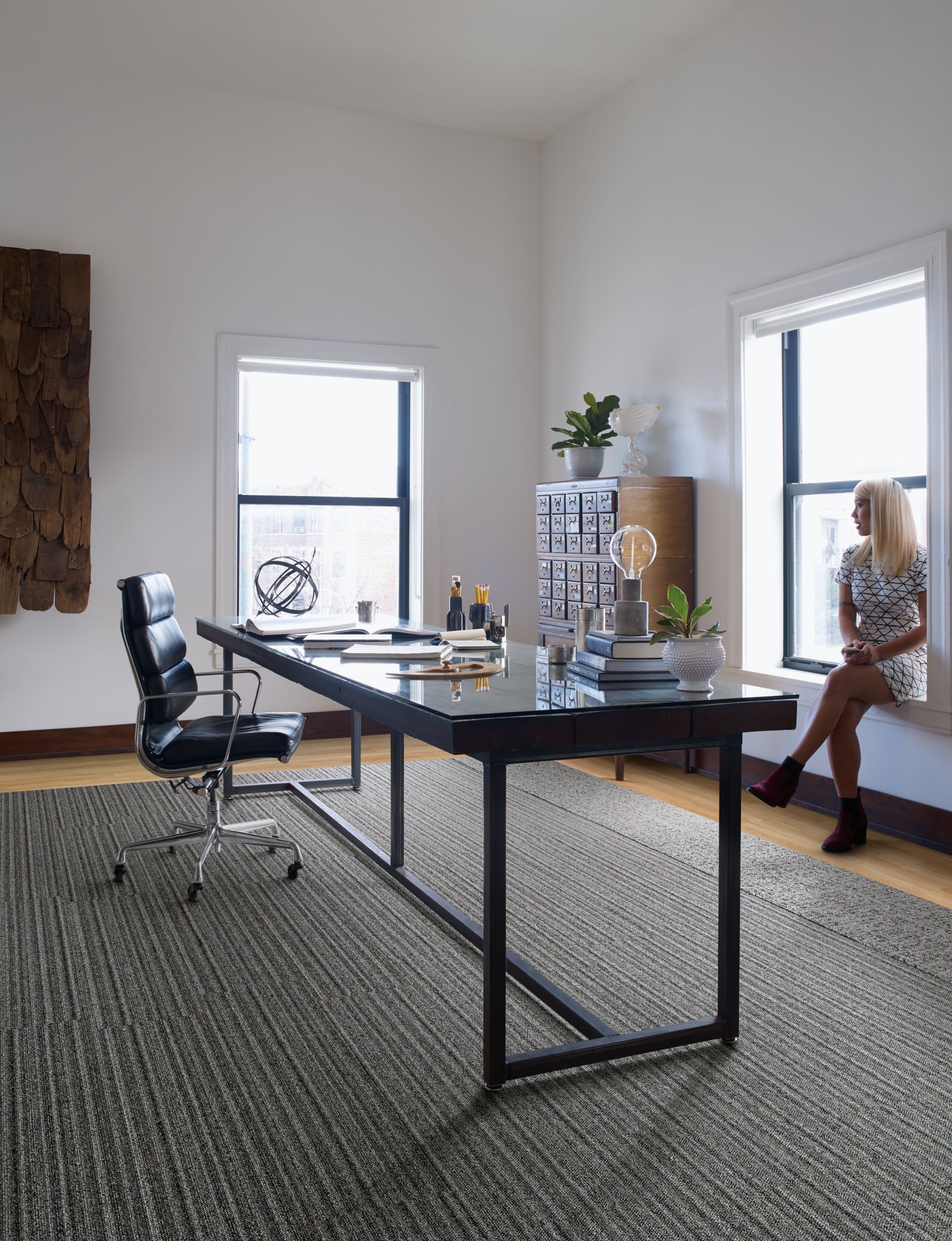 Interface WW865 and WW90 plank carpet tile and Natural Woodgrains LVT in office with desk imagen número 7